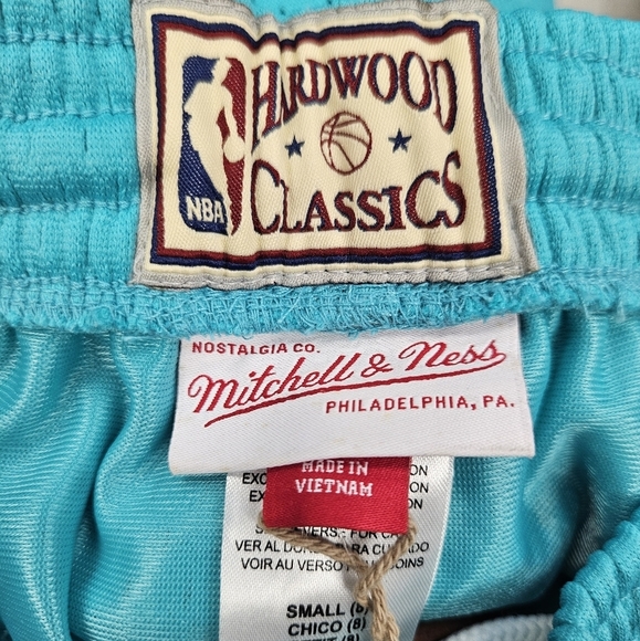 MITCHELL & NESS HARDWOOD CLASSICS Vancouver Grizzlies Youth Basketball ShortsNWT - Picture 4 of 7